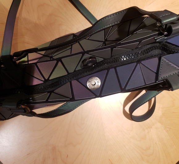 Reflective geometric purse - Picture 4 of 6